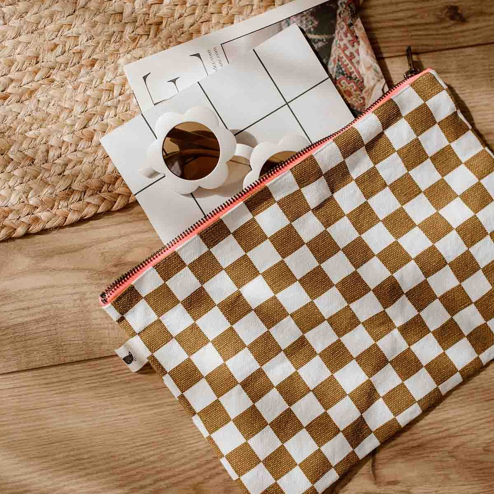 LILI Caramel Check Print Pouch Victoria met Albert