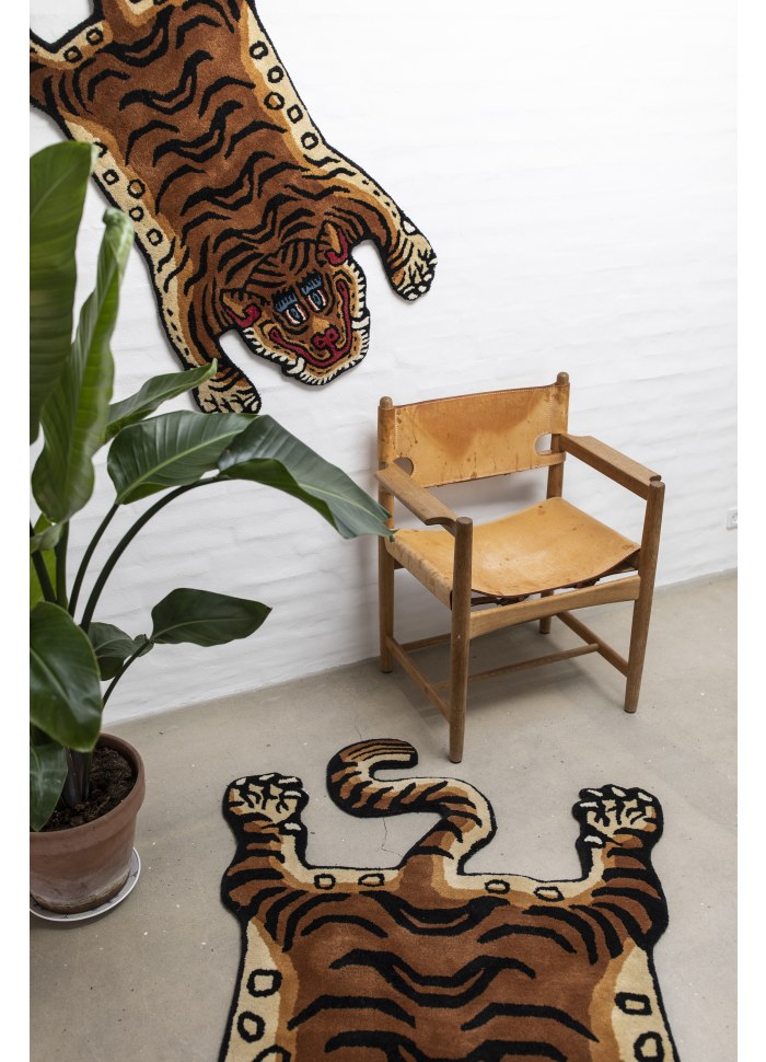 
                  
                    KLEINER TIGERKÖRPERTEPPICH
                  
                