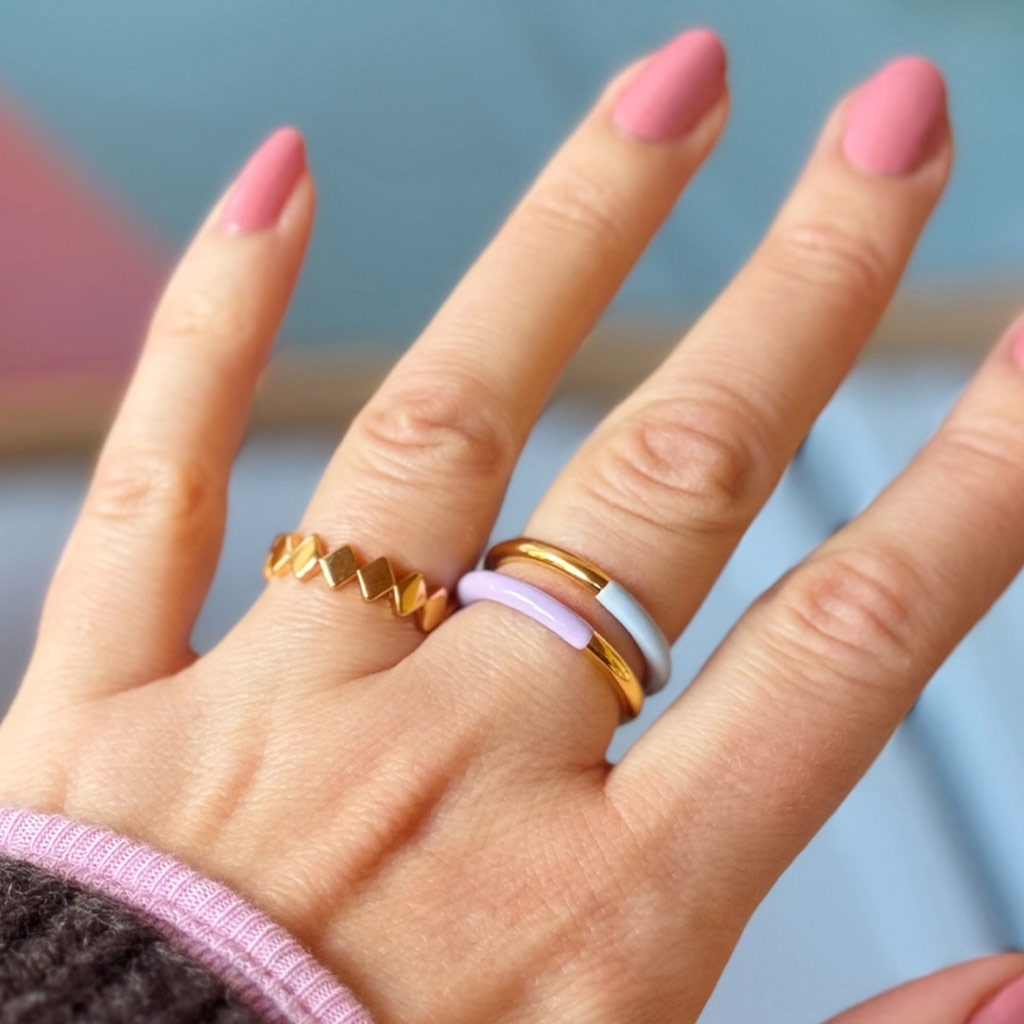 
                  
                    Lila zweifarbiger Ring
                  
                
