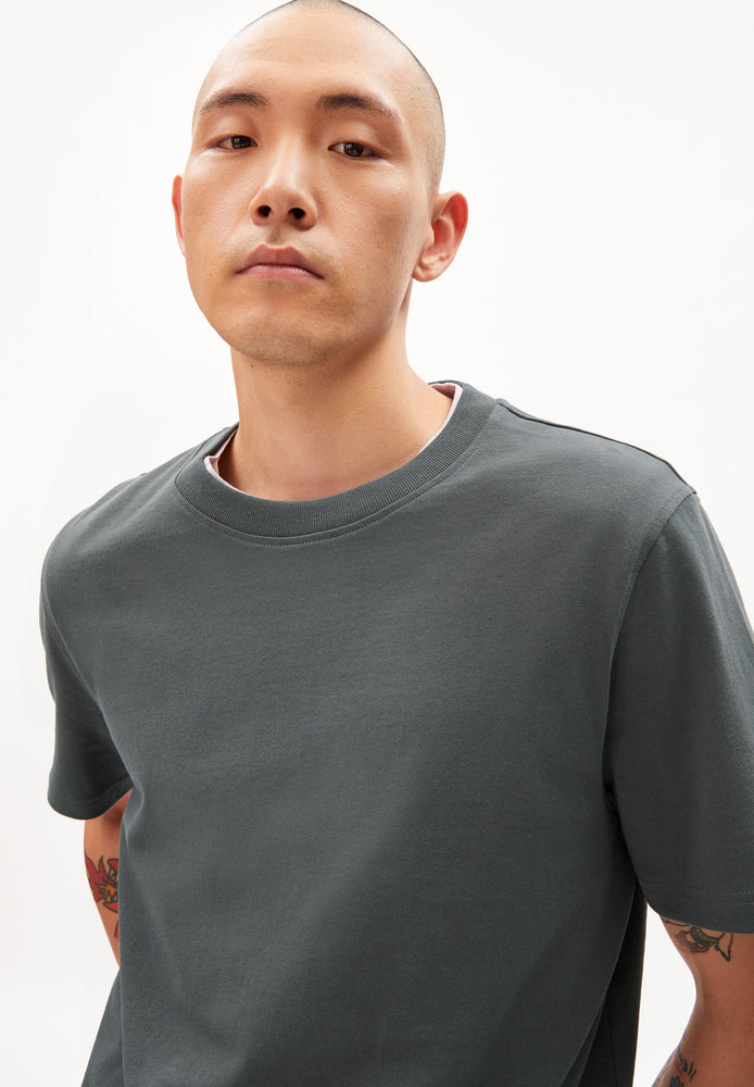 
                  
                    MAARKOS – Entspanntes Space Steel-T-Shirt
                  
                