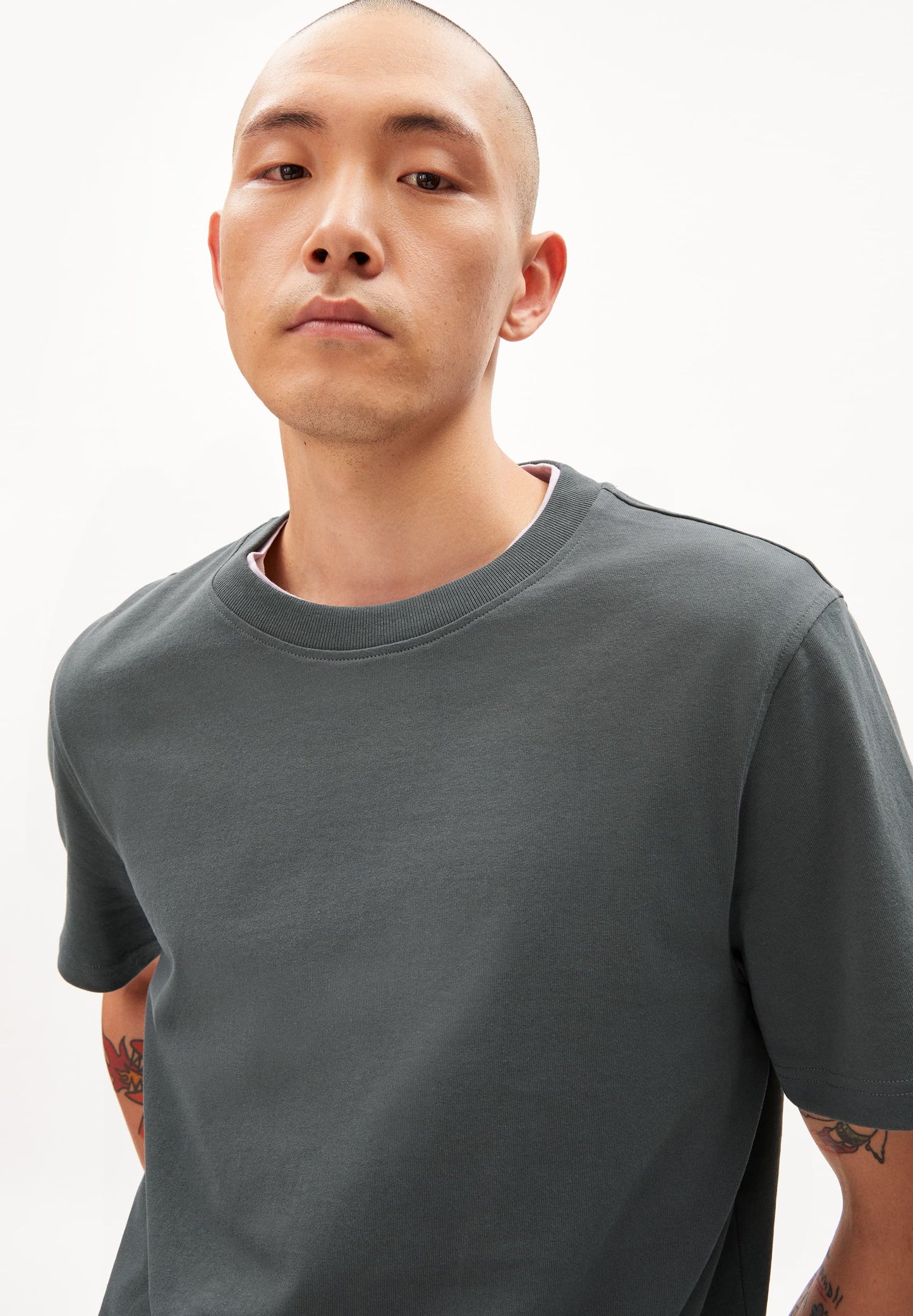
                  
                    MAARKOS – Entspanntes Space Steel-T-Shirt
                  
                