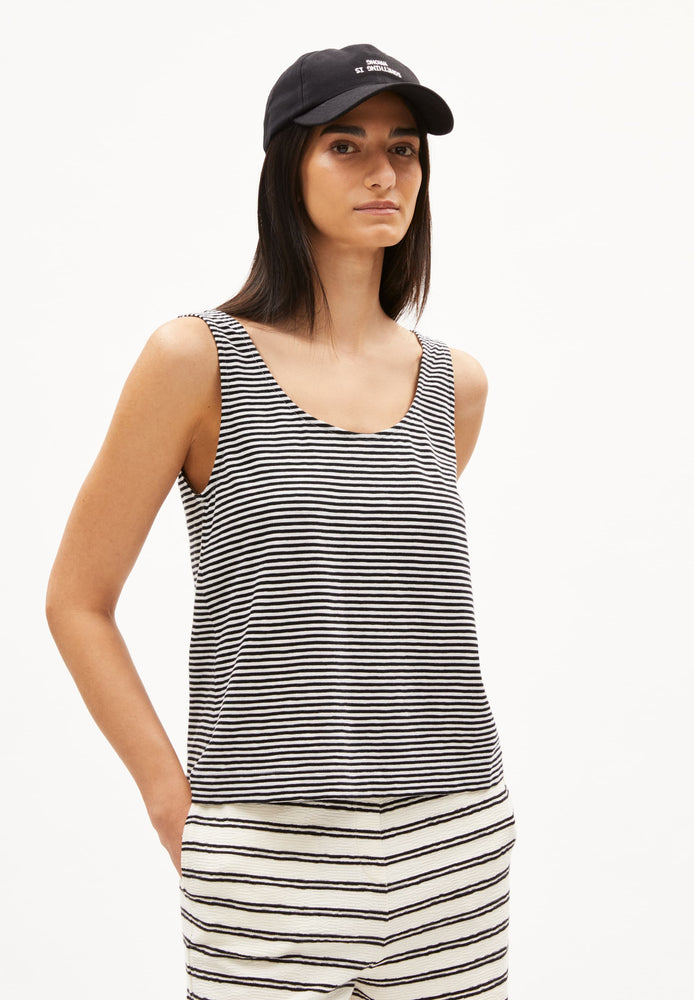 
                  
                    MINAAMI LITA – Lockeres Tanktop in Schwarz mit Hafermilch-Print
                  
                