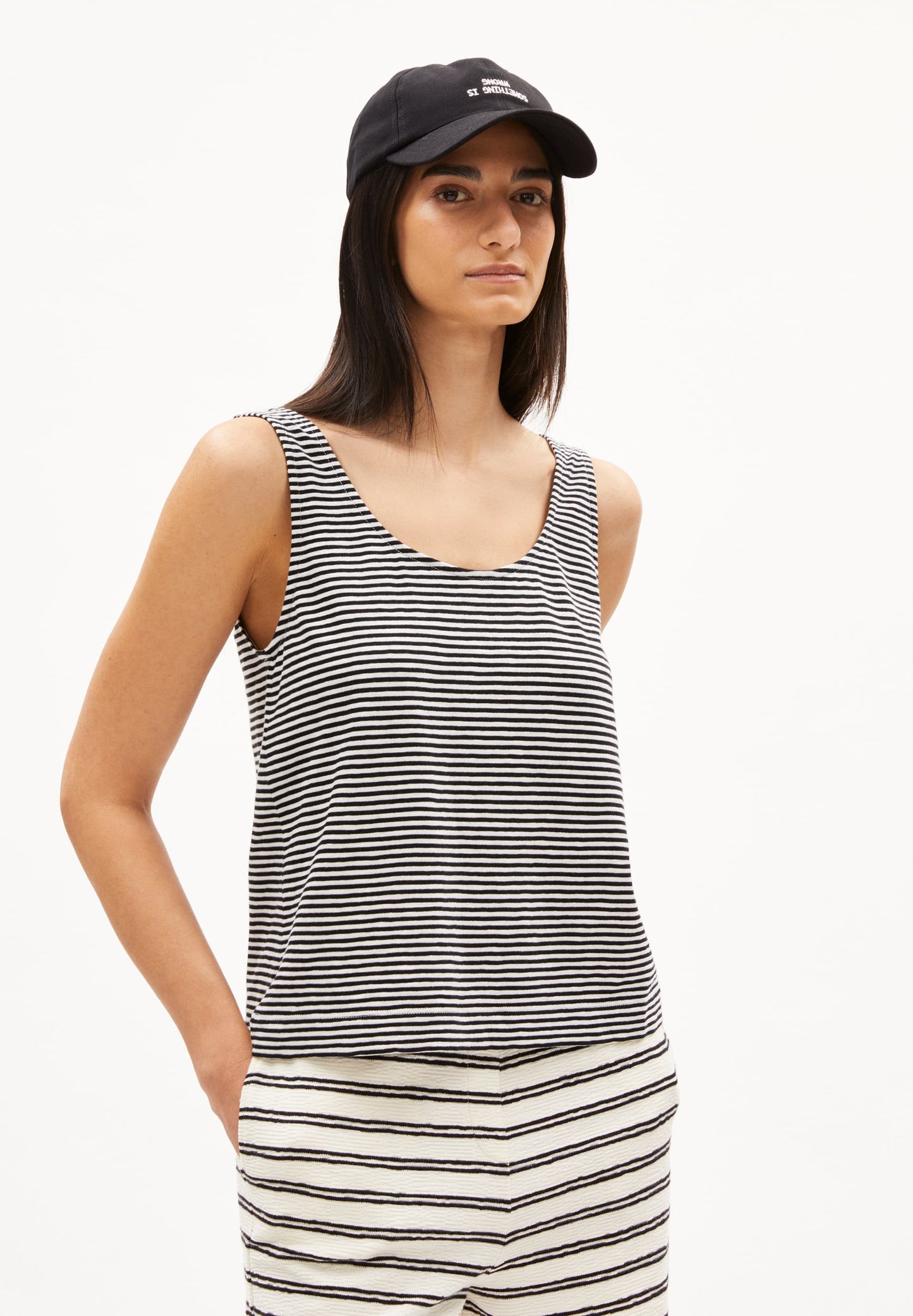 
                  
                    MINAAMI LITA – Lockeres Tanktop in Schwarz mit Hafermilch-Print
                  
                