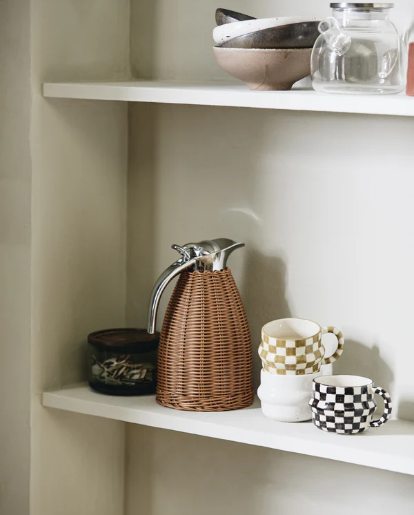 
                  
                    YSIA Tasse mit grünem Elfenbein-Karomuster
                  
                
