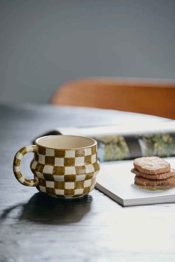 
                  
                    YSIA Tasse mit grünem Elfenbein-Karomuster
                  
                