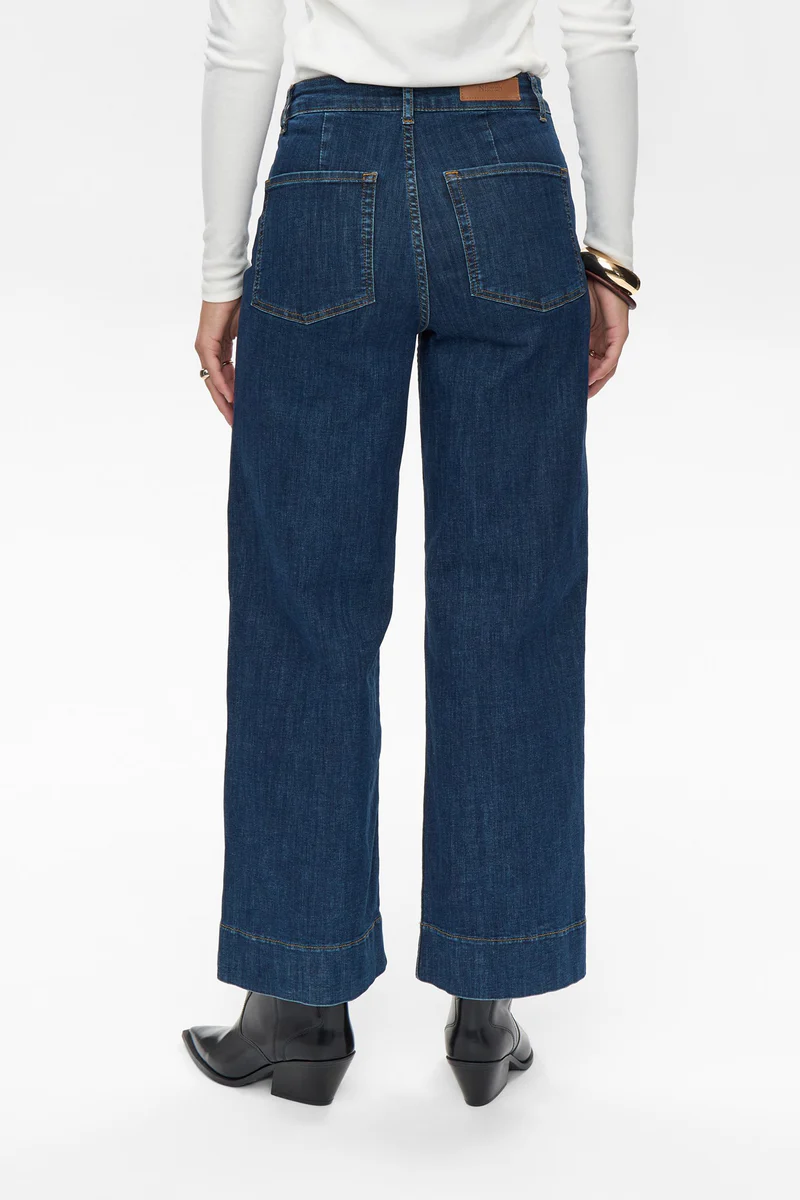 
                  
                    NUPARIS Dunkelblaue verkürzte Jeans
                  
                