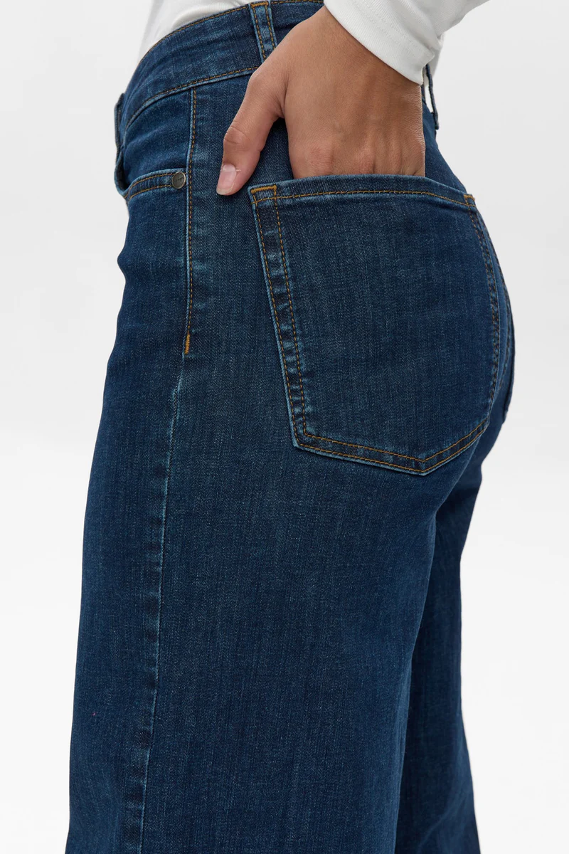 
                  
                    NUPARIS Dunkelblaue verkürzte Jeans
                  
                