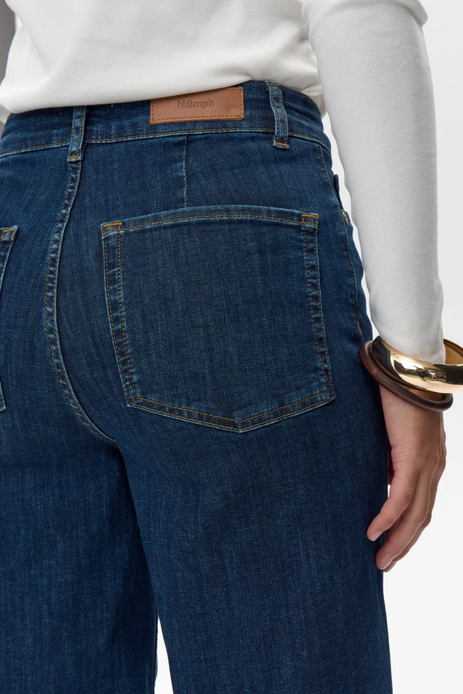 
                  
                    NUPARIS Dunkelblaue verkürzte Jeans
                  
                