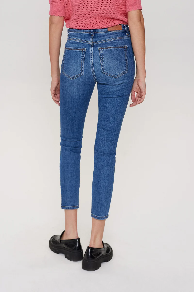 
                  
                    NUSIDNEY Mittelblaue verkürzte Jeans
                  
                