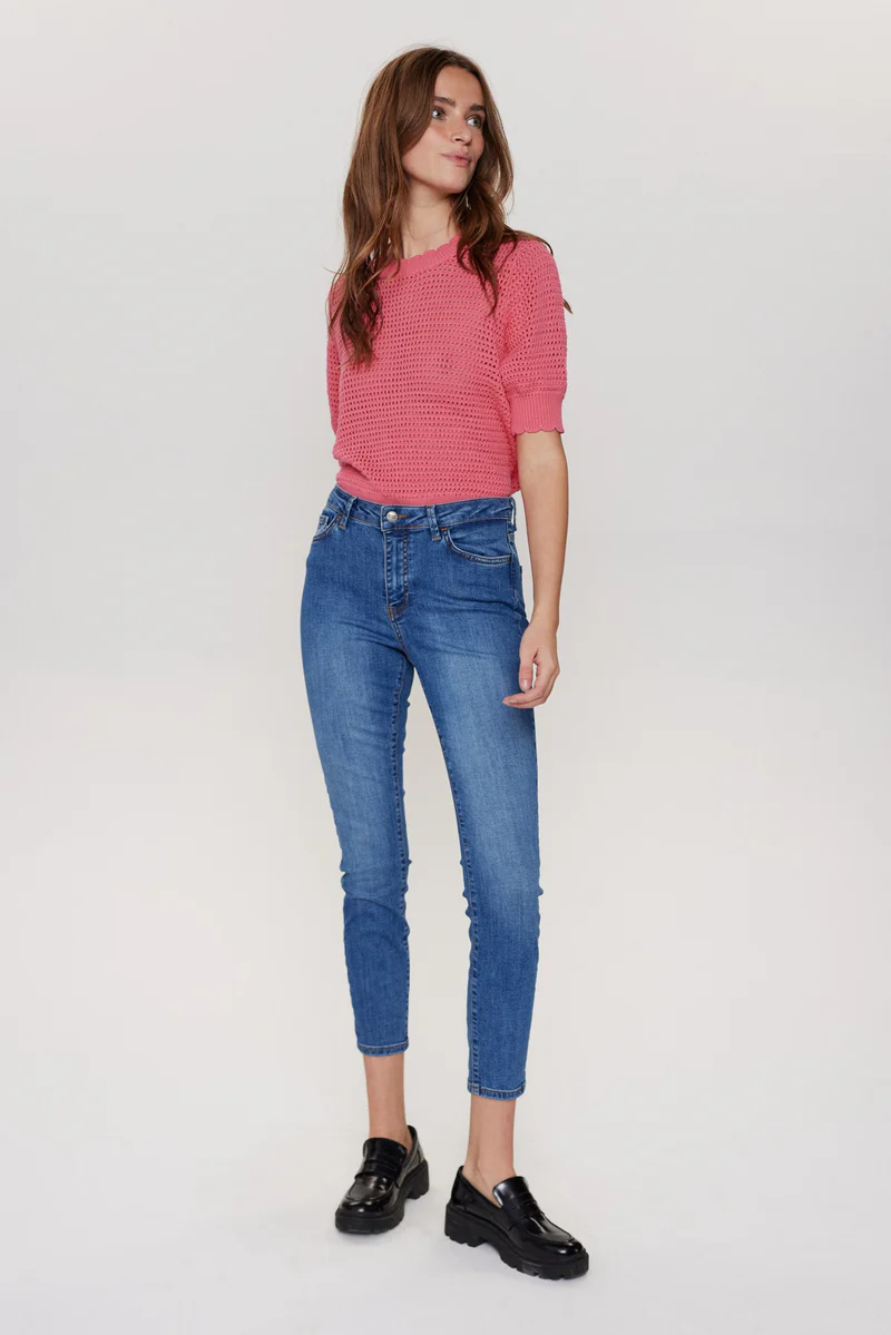 
                  
                    NUSIDNEY Mittelblaue verkürzte Jeans
                  
                