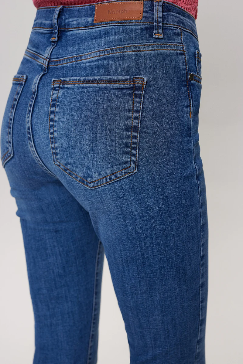 
                  
                    NUSIDNEY Mittelblaue verkürzte Jeans
                  
                
