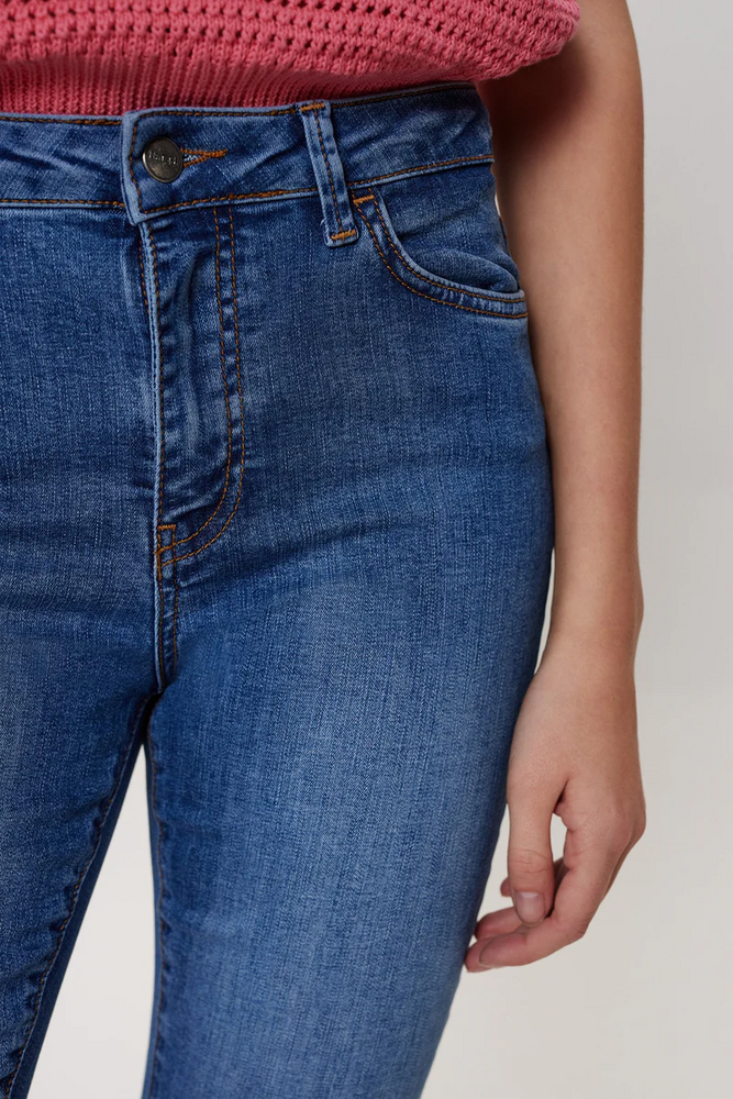 
                  
                    NUSIDNEY Mittelblaue verkürzte Jeans
                  
                