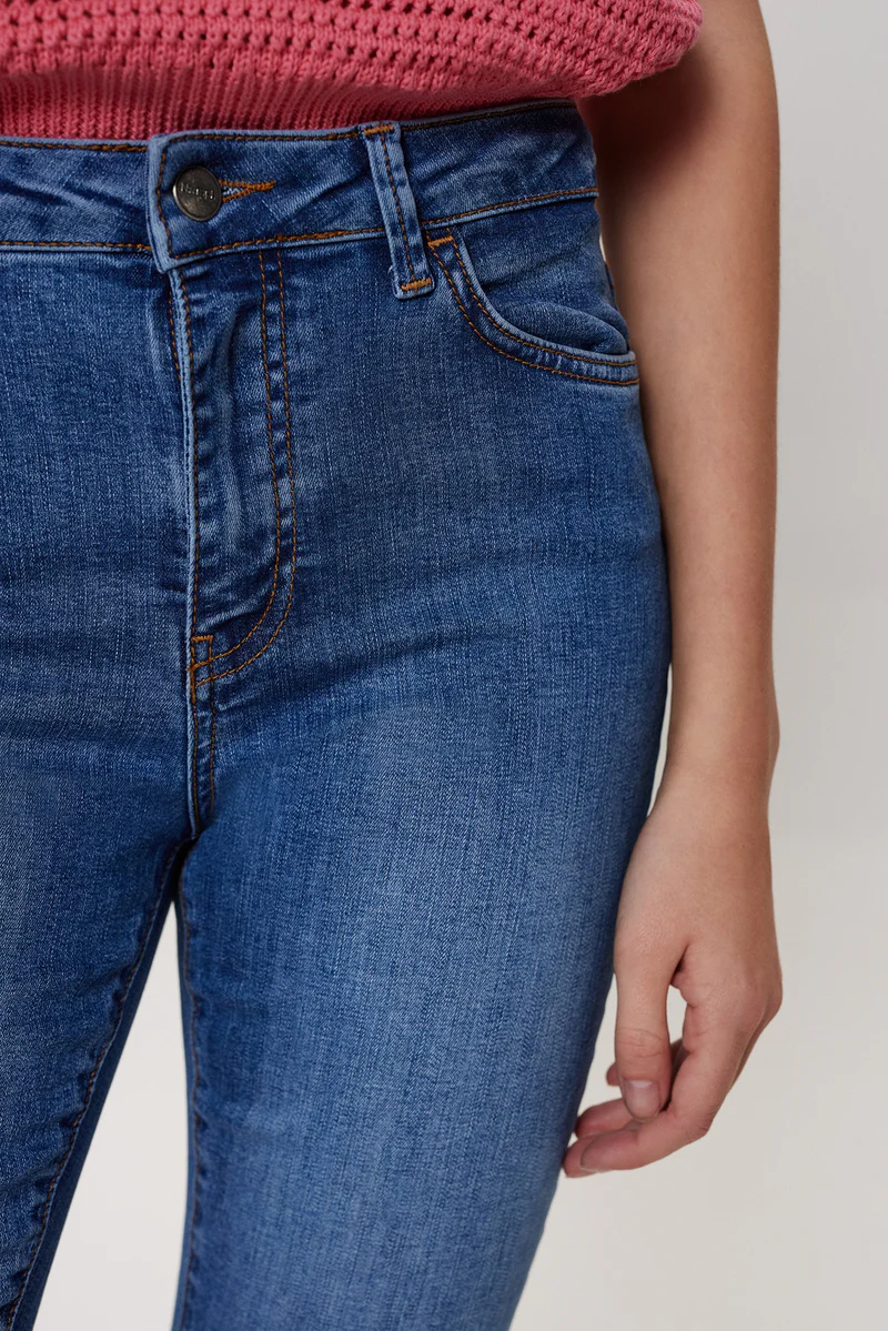 
                  
                    NUSIDNEY Mittelblaue verkürzte Jeans
                  
                