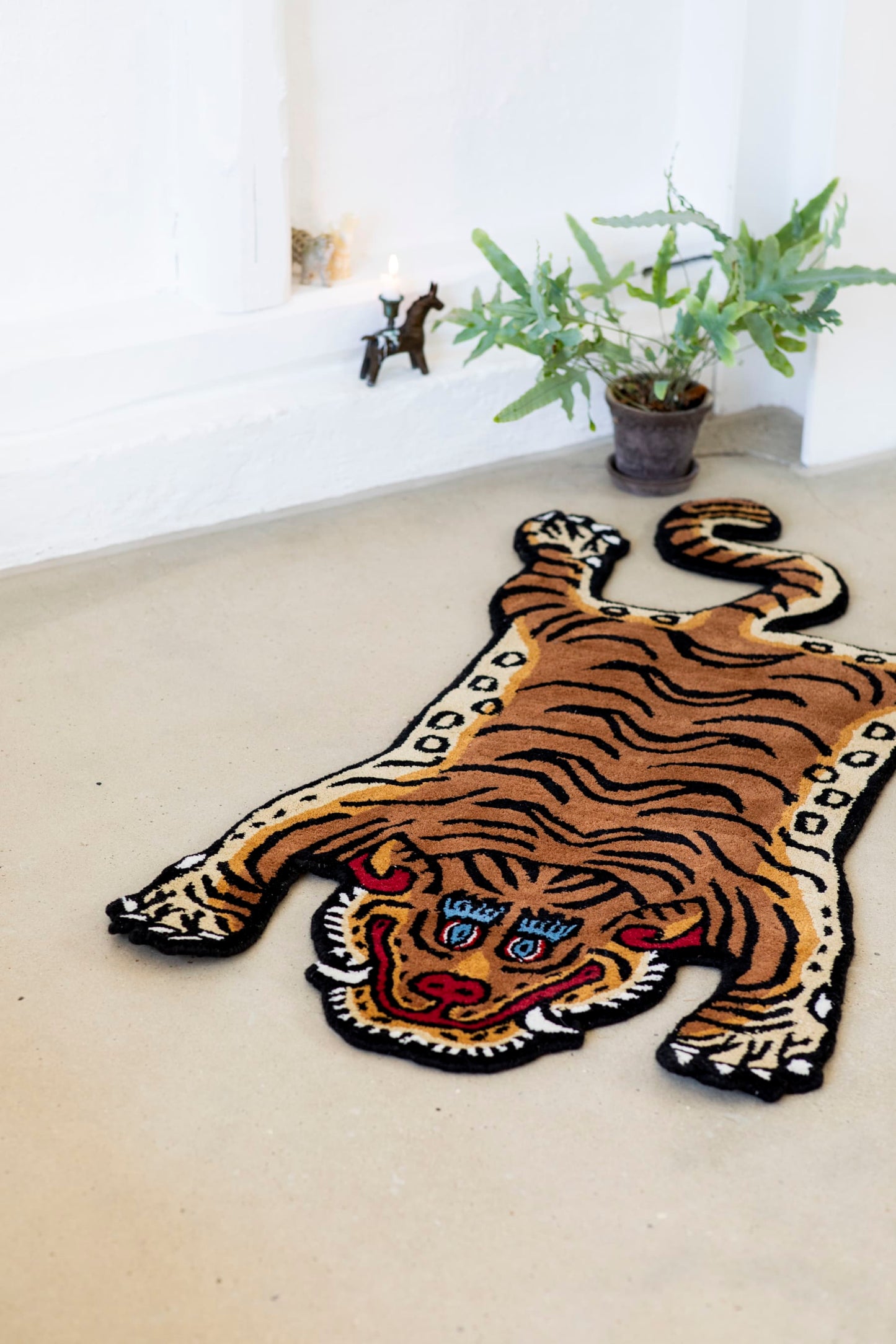 
                  
                    KLEINER TIGERKÖRPERTEPPICH
                  
                