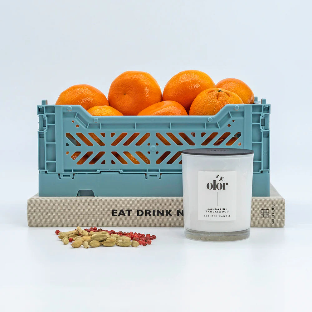 Klassische Kerze mit Mandarine und Sandelholz