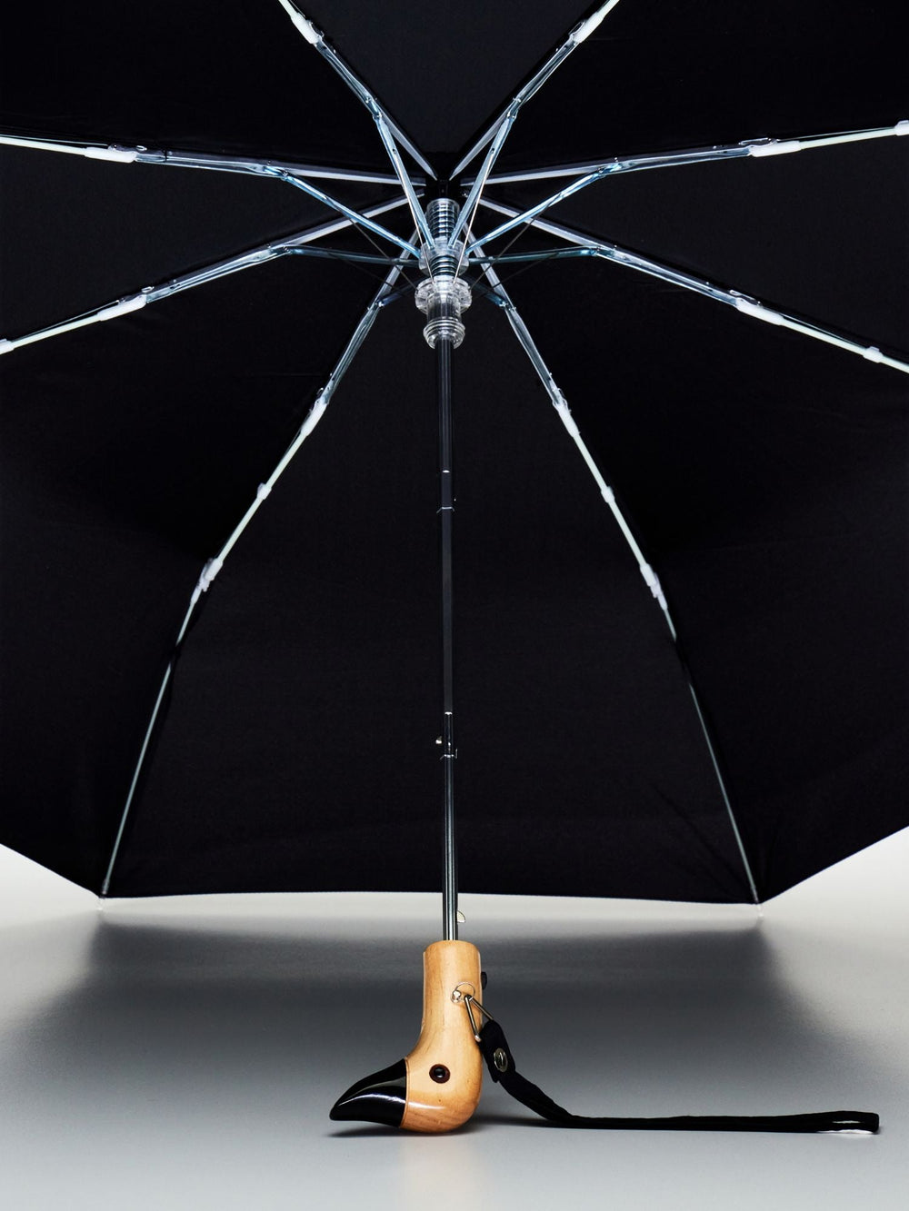Schwarzer, kompakter, umweltfreundlicher und windfester Regenschirm