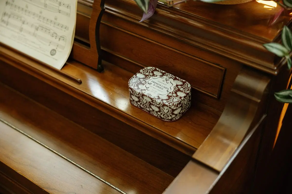 
                  
                    CHERIE Duftkerze „Französisches Leinen &amp; Iris“ in der Dose
                  
                