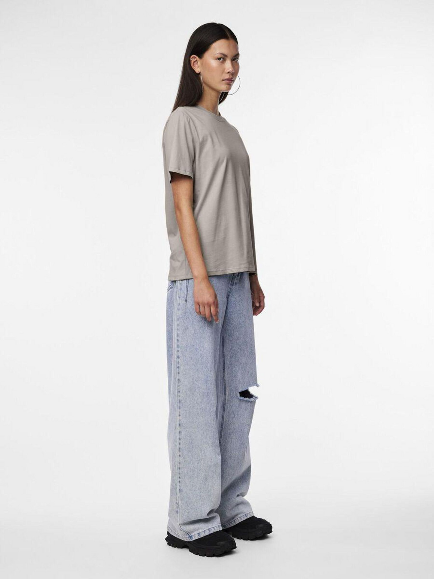 
                  
                    PCRIA – Einfarbiges T-Shirt in Silbergrau
                  
                