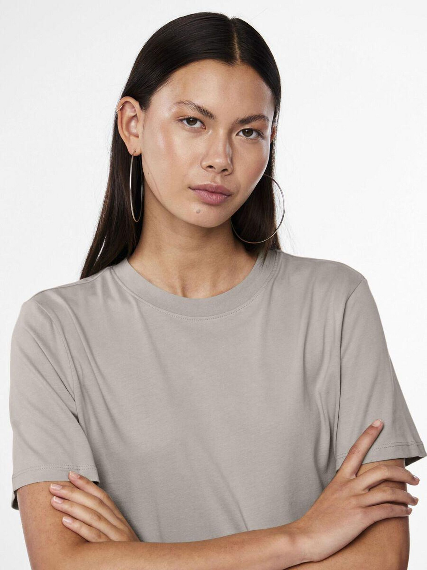 
                  
                    PCRIA – Einfarbiges T-Shirt in Silbergrau
                  
                