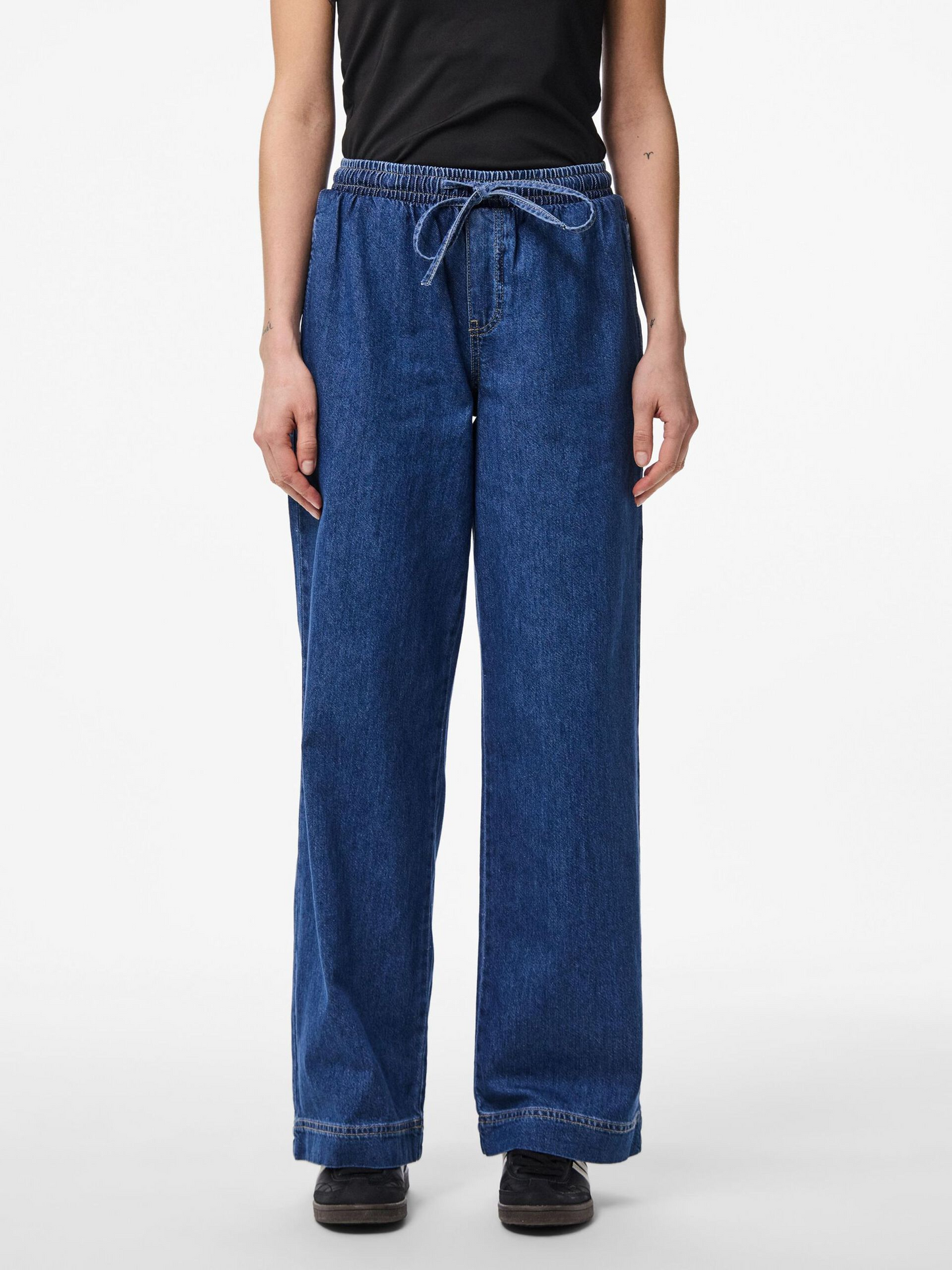 
                  
                    PCTABI Pull-Up-Hose aus dunkelblauem Denim
                  
                