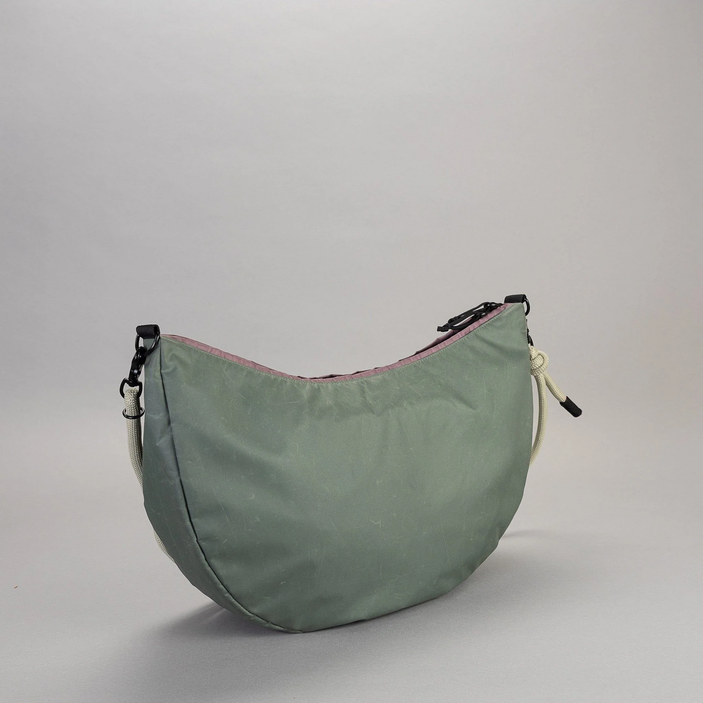 
                  
                    LEA Thyme Grape Umhängetasche
                  
                