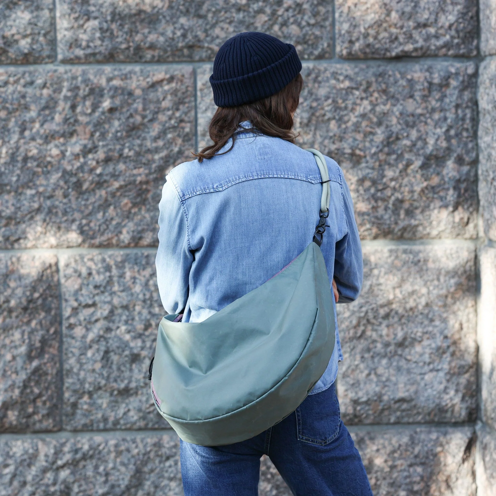 
                  
                    LEA Thyme Grape Umhängetasche
                  
                