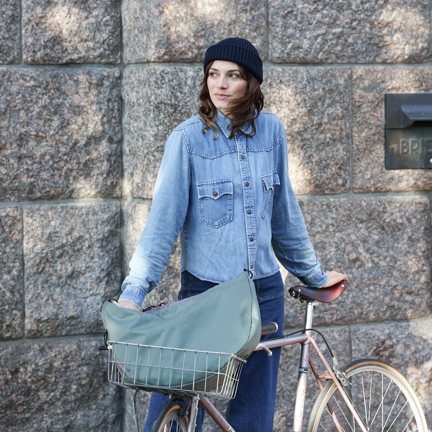 
                  
                    LEA Thyme Grape Umhängetasche
                  
                