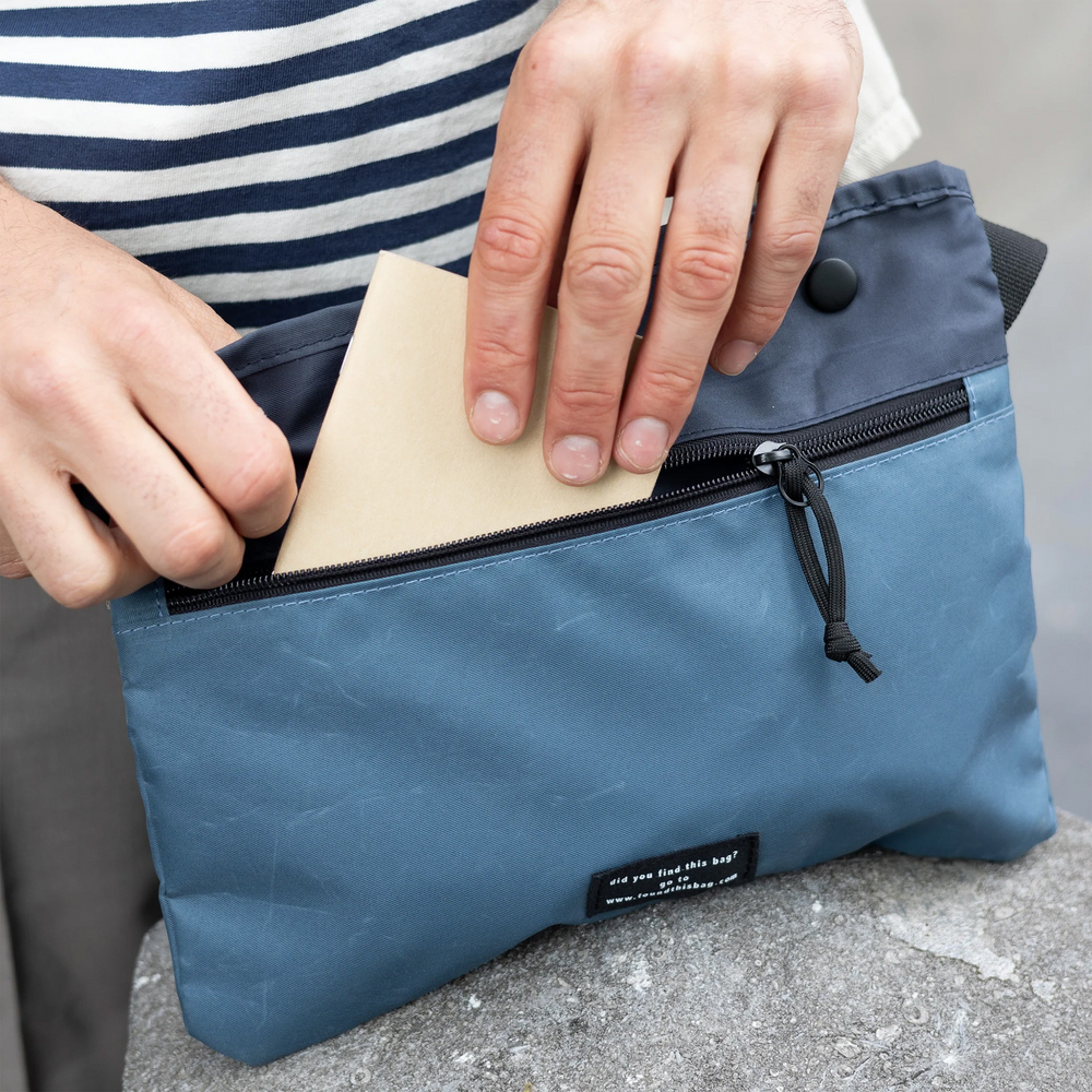 
                  
                    YURI Blaue Khaki Marine Reise-Schultertasche
                  
                