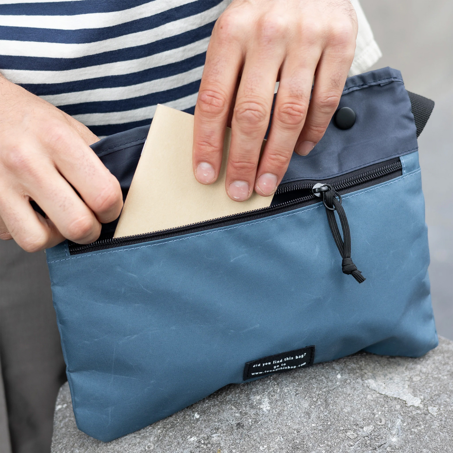 
                  
                    YURI Blaue Khaki Marine Reise-Schultertasche
                  
                