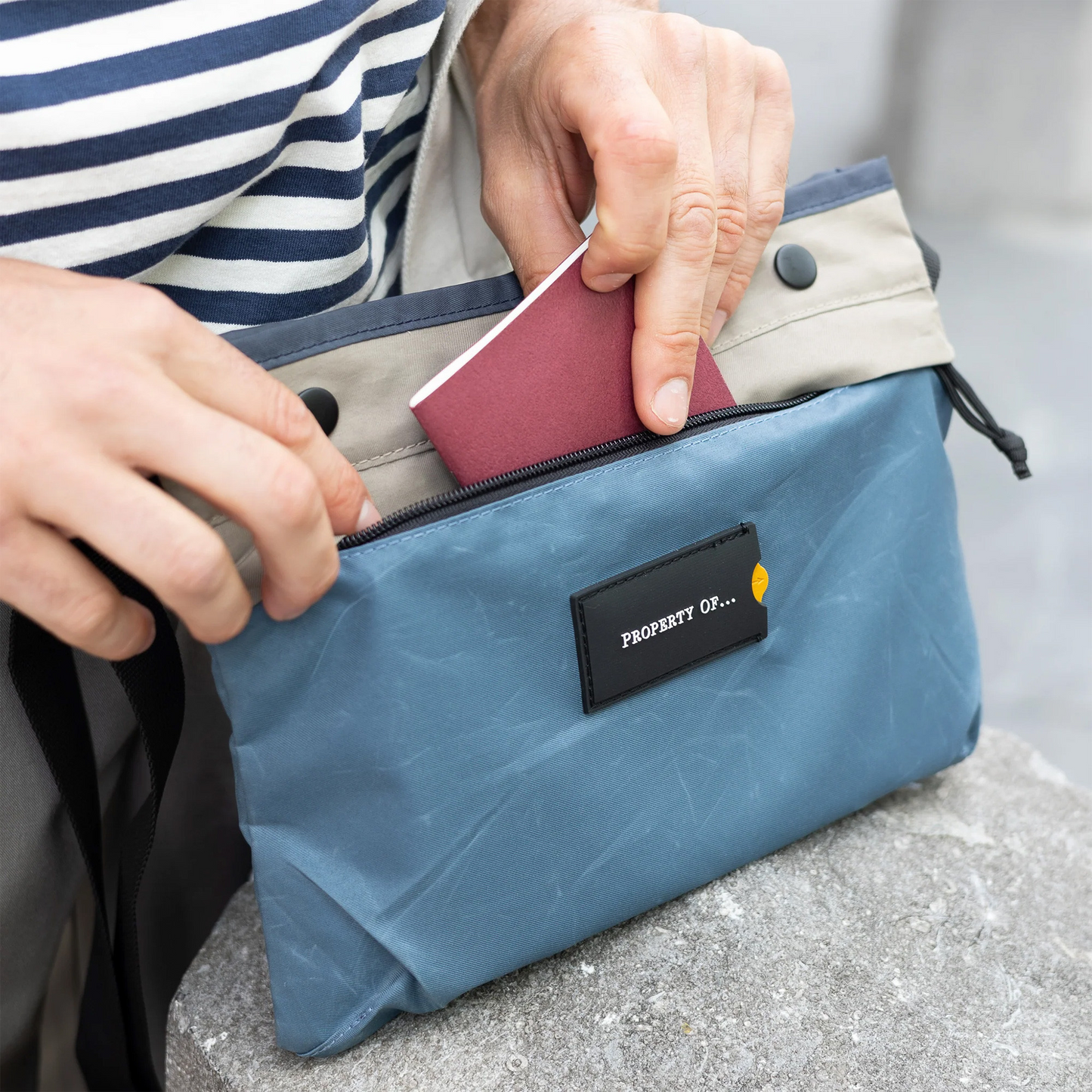 
                  
                    YURI Blaue Khaki Marine Reise-Schultertasche
                  
                