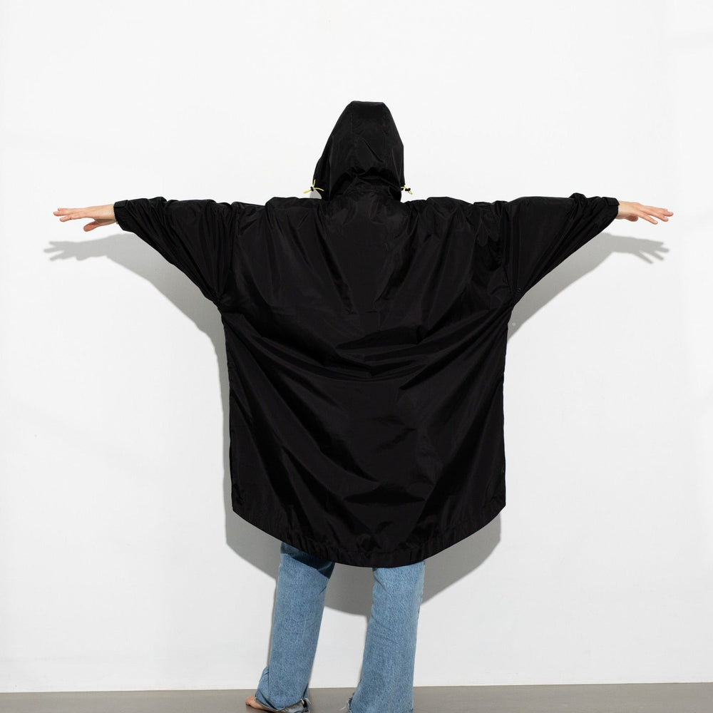 
                  
                    Schwarzer, einfarbiger Regenmantel
                  
                