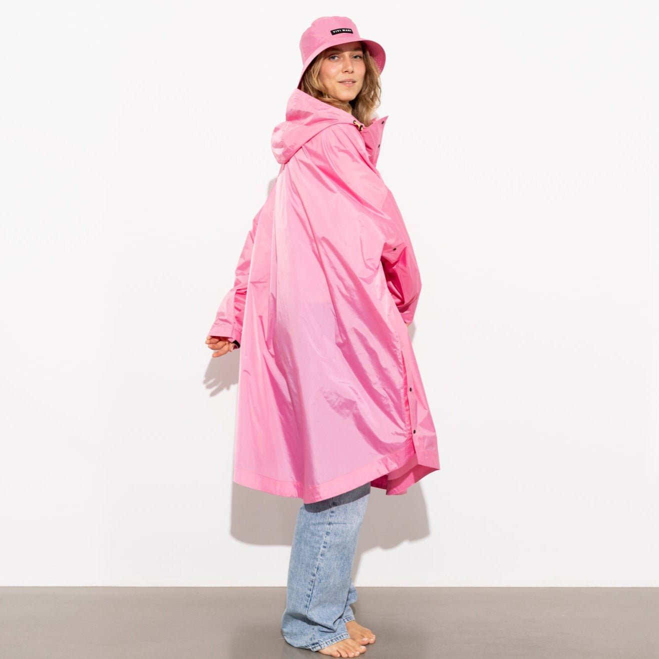 
                  
                    Weicher, einfarbiger Regenmantel in Rosa
                  
                