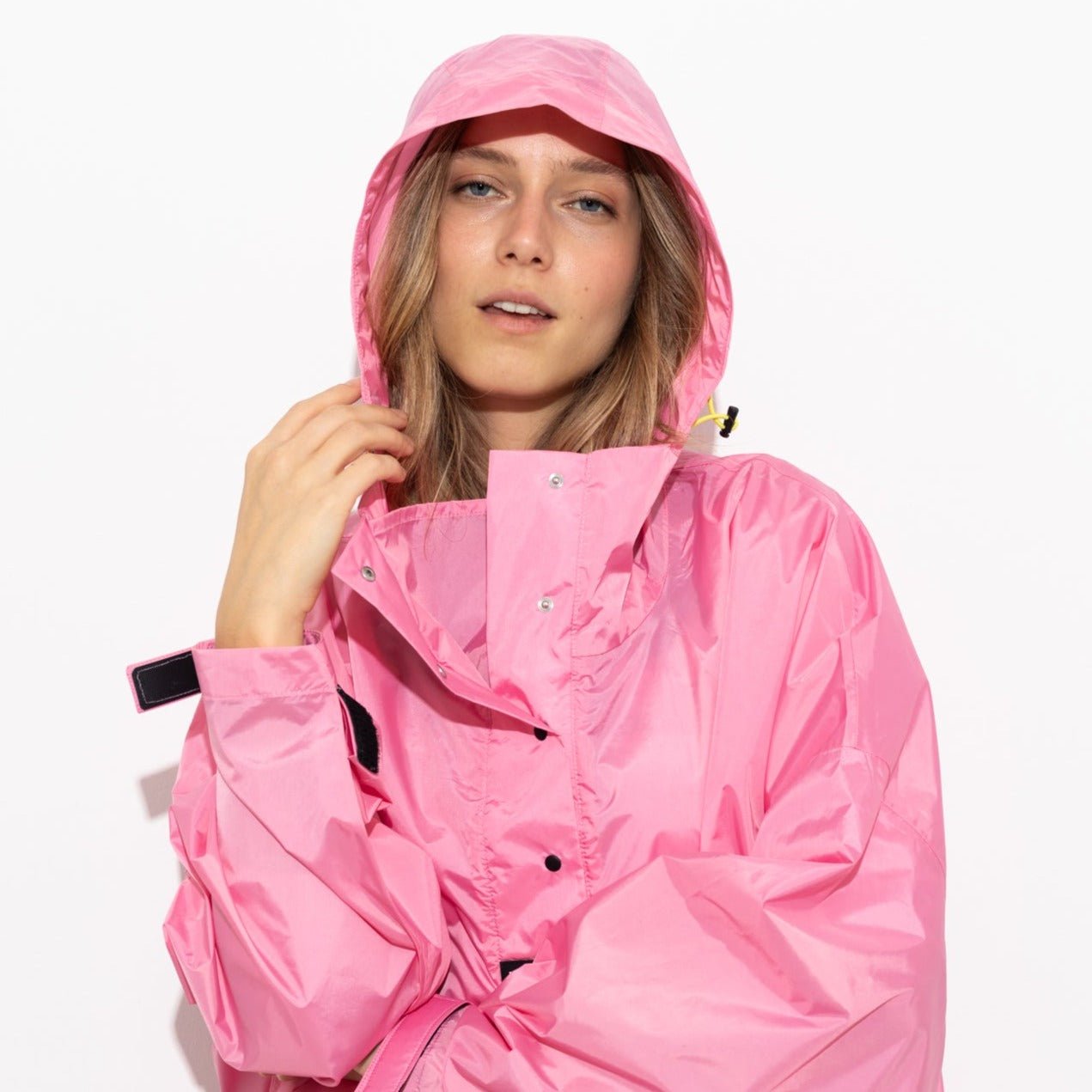 
                  
                    Weicher, einfarbiger Regenmantel in Rosa
                  
                