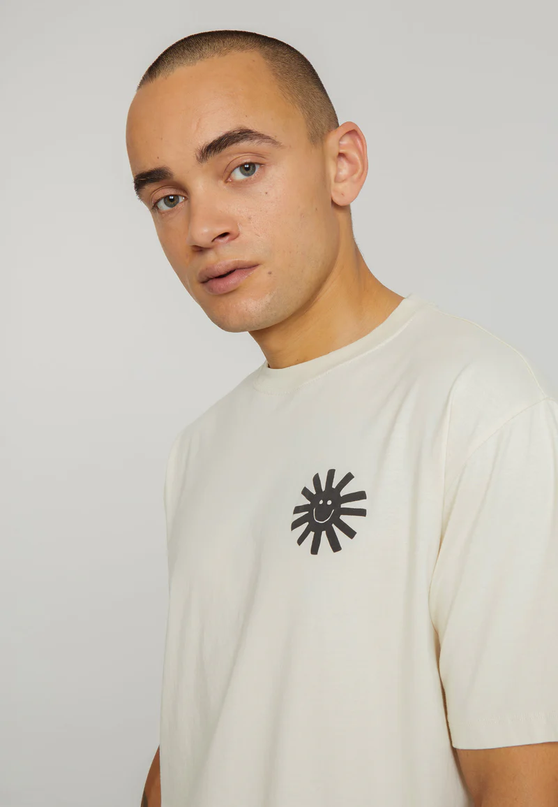 
                  
                    APOSERIS SUN SMILE Arktisweißes T-Shirt
                  
                