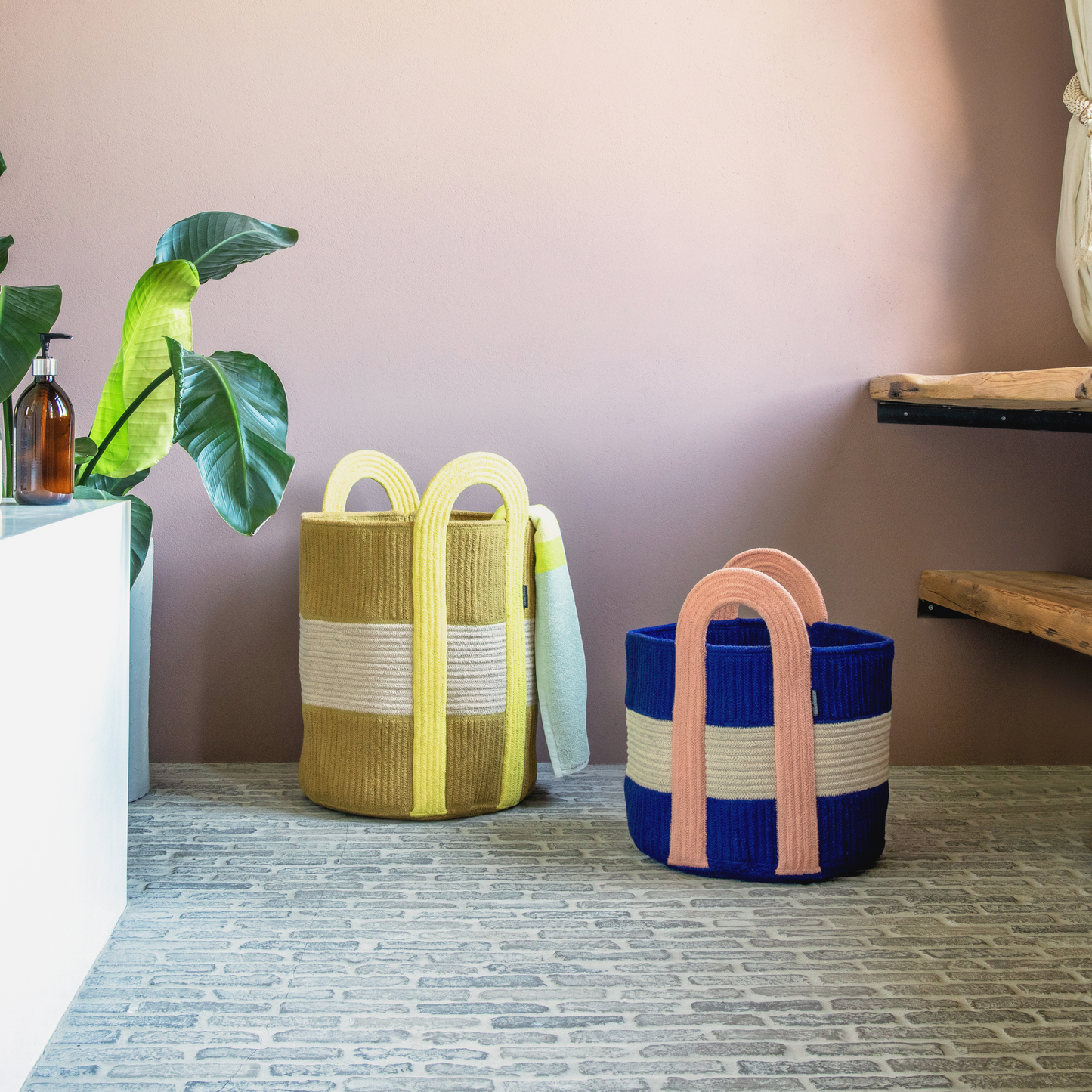 
                  
                    COLOMBO Large Basket
                  
                