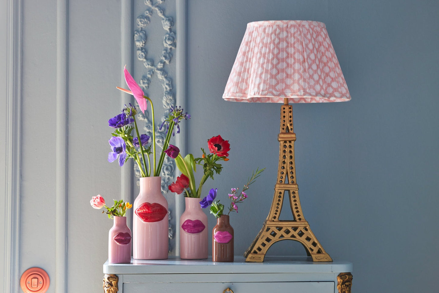 
                  
                    Extra kleine rosa Keramikvase mit dunkelrosa Lippen
                  
                