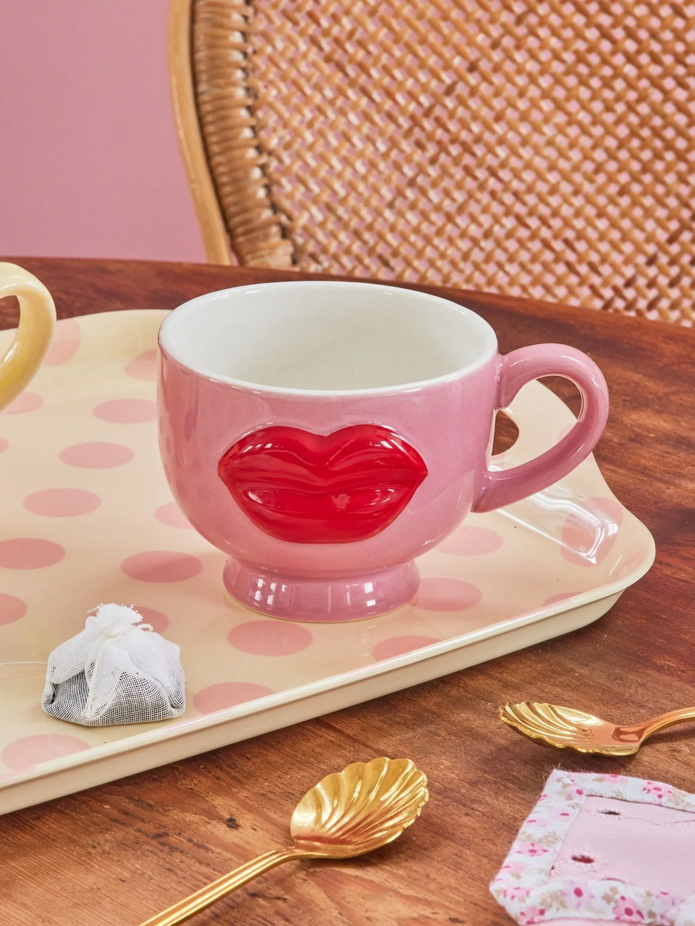 Keramiktasse mit rosa geprägten roten Lippen