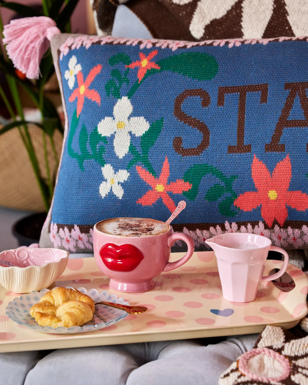 Keramiktasse mit rosa geprägten roten Lippen