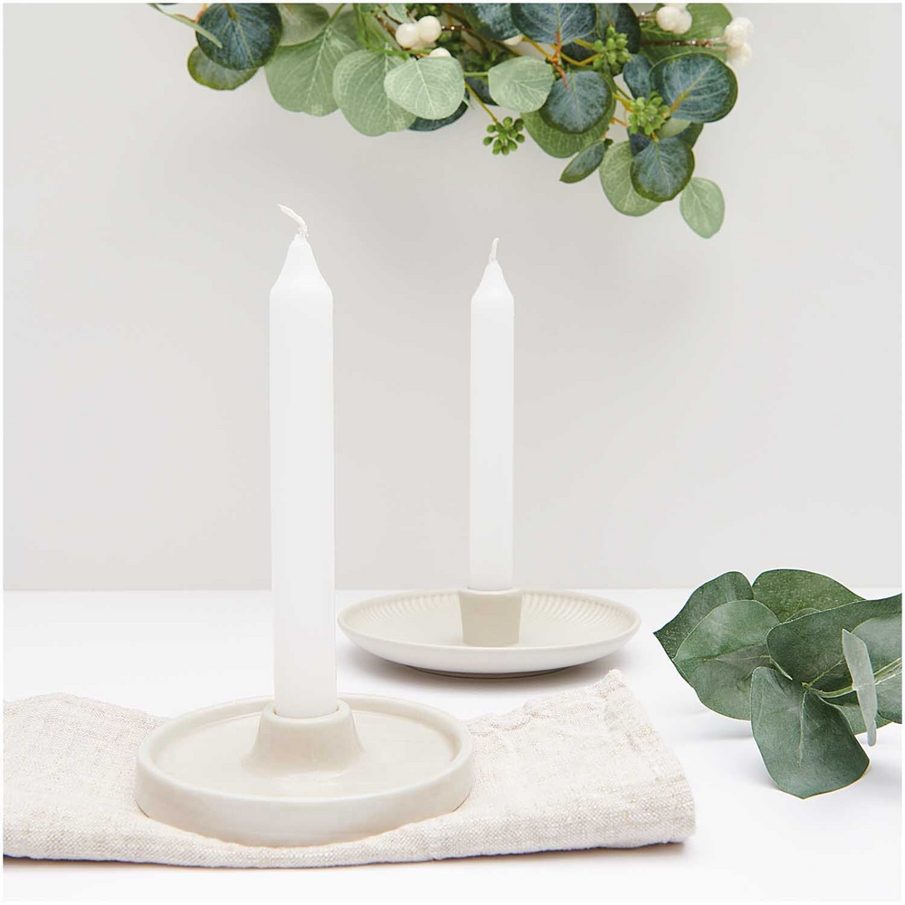 
                  
                    Kerzenhalter aus cremefarbener Keramik
                  
                