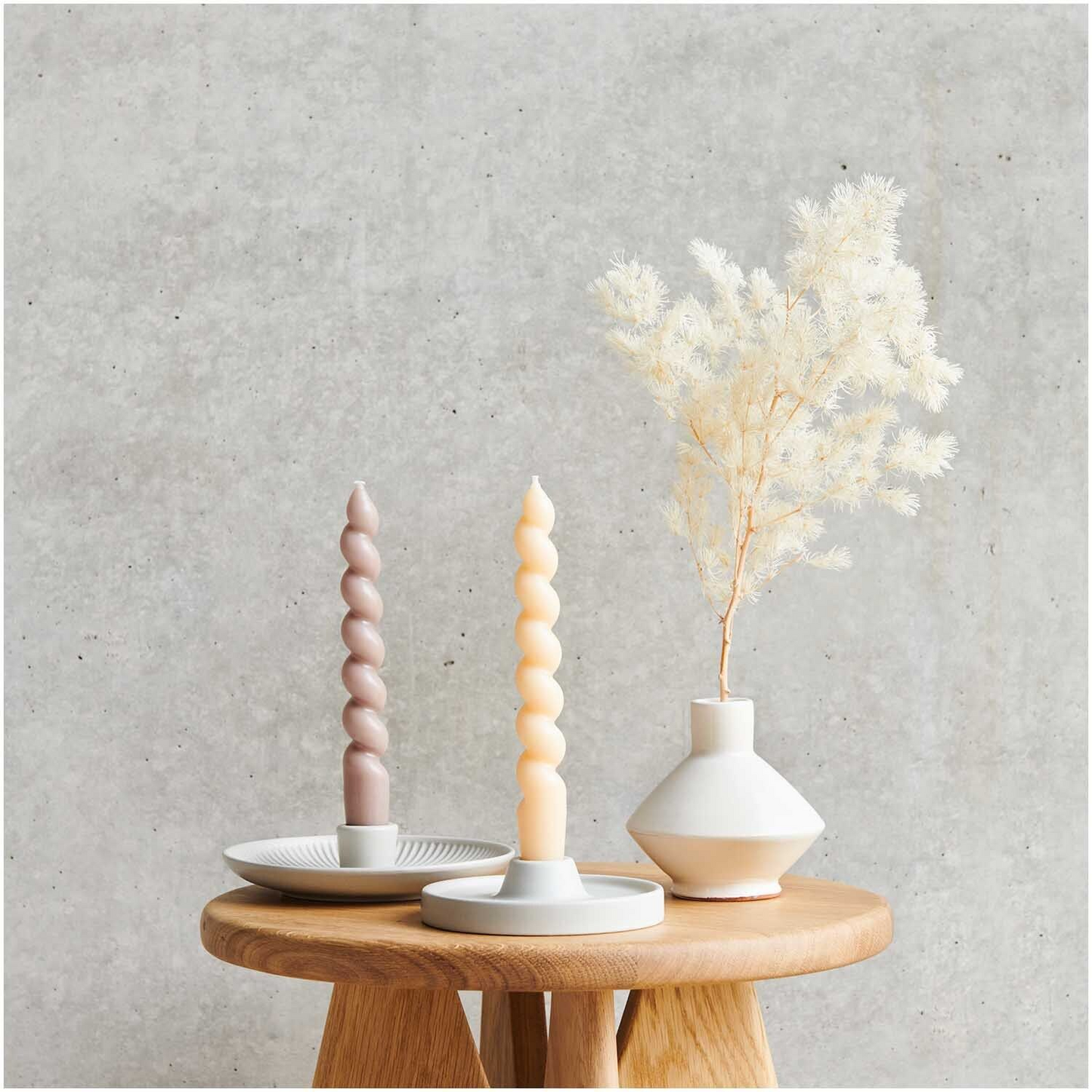 
                  
                    Kerzenhalter aus cremefarbener Keramik
                  
                