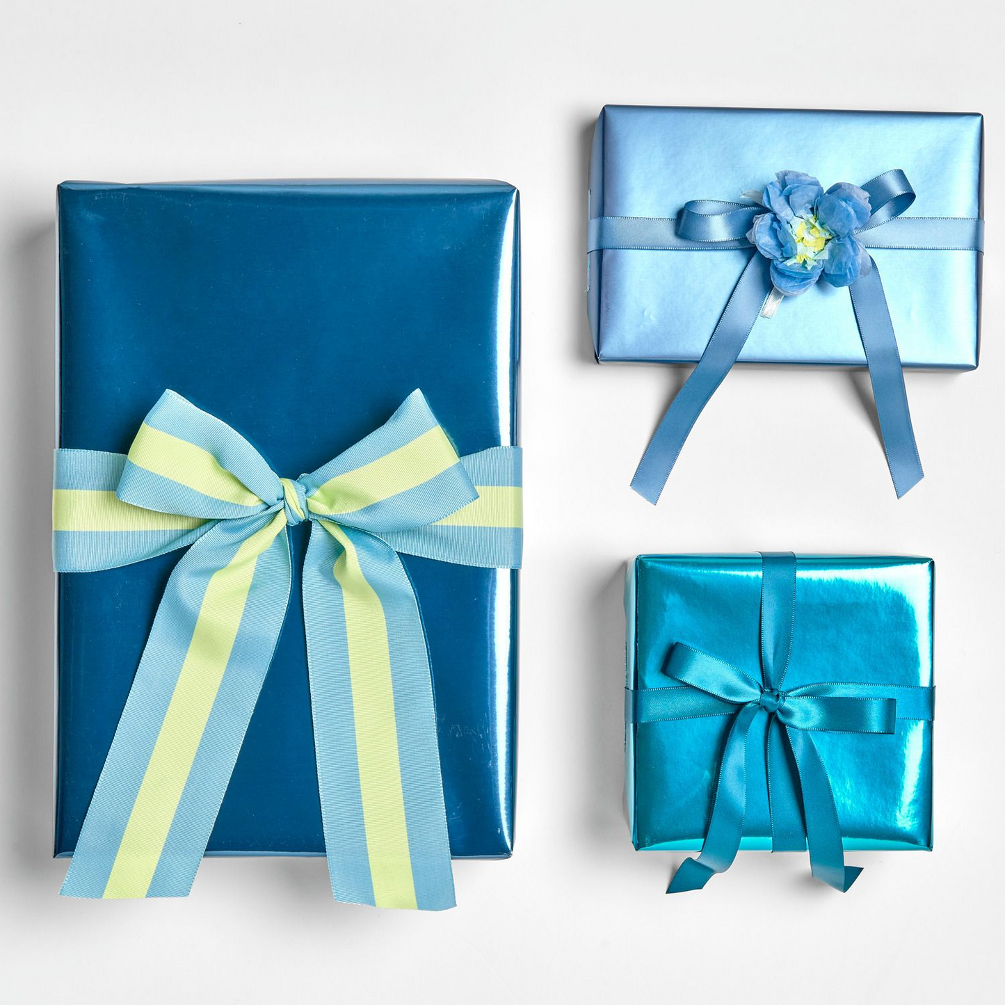 
                  
                    Metallicblaues glänzendes Geschenkpapier
                  
                