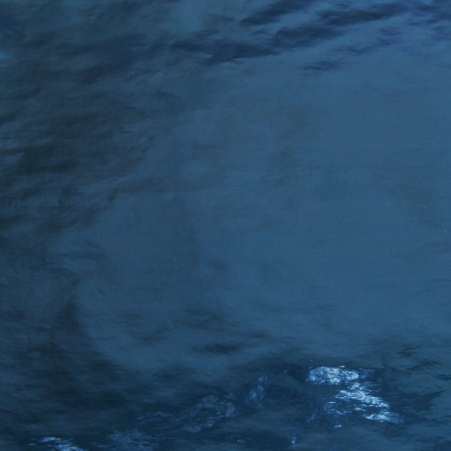 
                  
                    Metallicblaues glänzendes Geschenkpapier
                  
                