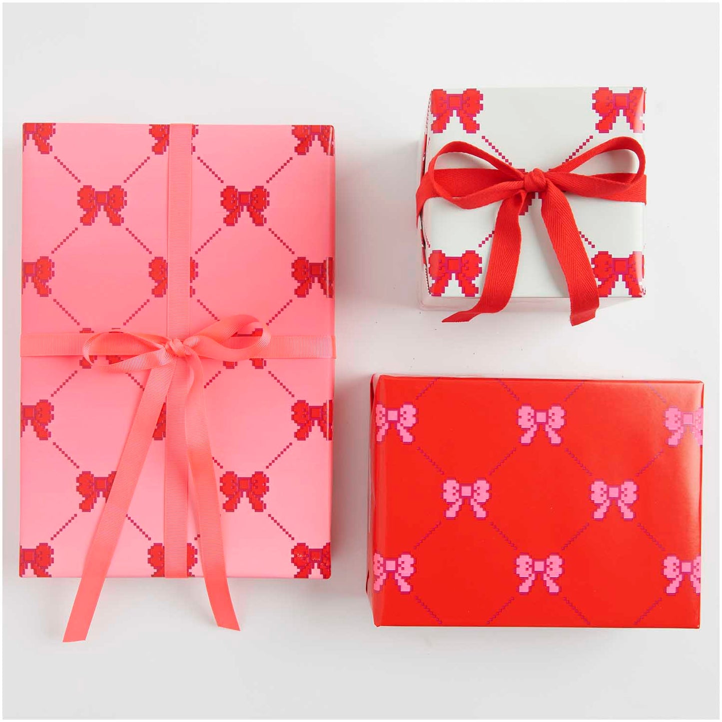 
                  
                    Victoria and Albert Shop Berlin – Neon Pink Pixel Geschenkpapier  
                  
                