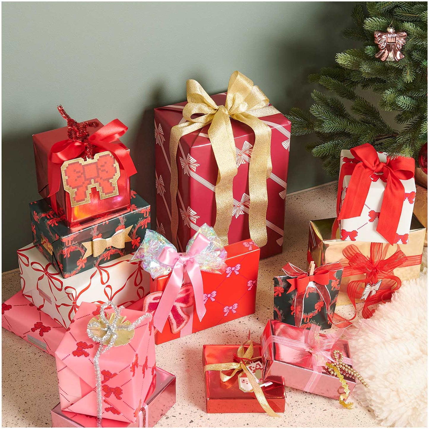 
                  
                    Kreatives Geschenkpapier mit roten Pixel-Schleifen – Victoria & Albert Friedrichshain 
                  
                