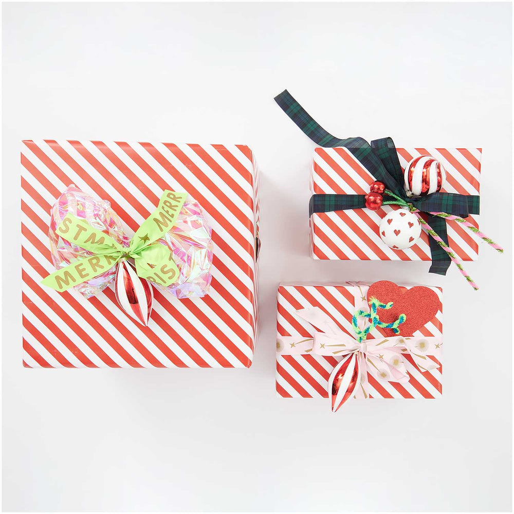 
                  
                    Geschenkpapier mit roten und weißen Streifen
                  
                