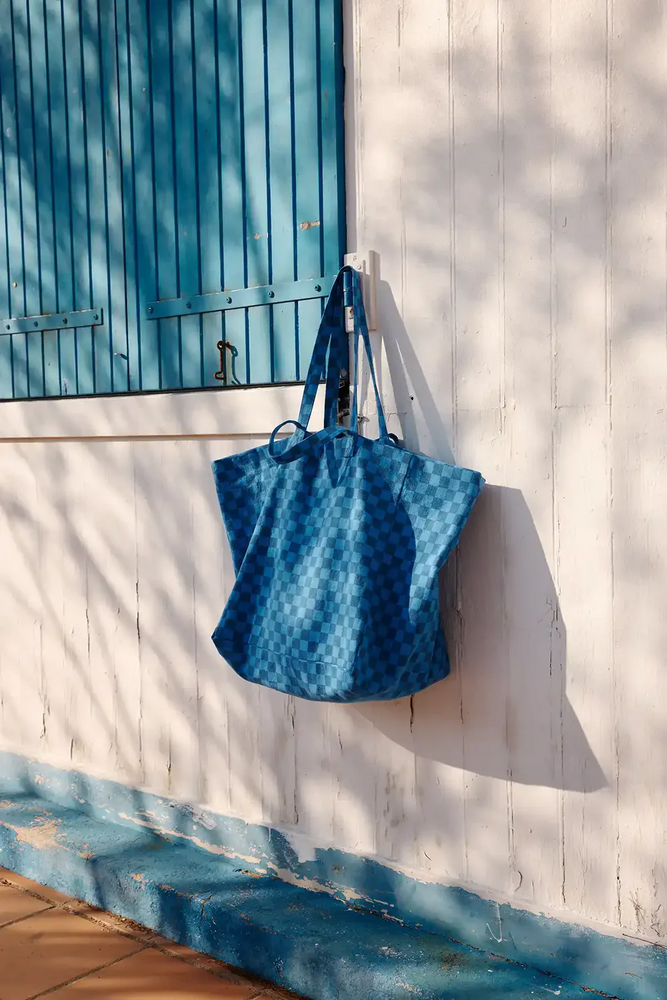 
                  
                    ELISA – Marineblaue Tasche mit griechisch-blauem Karomuster 
                  
                