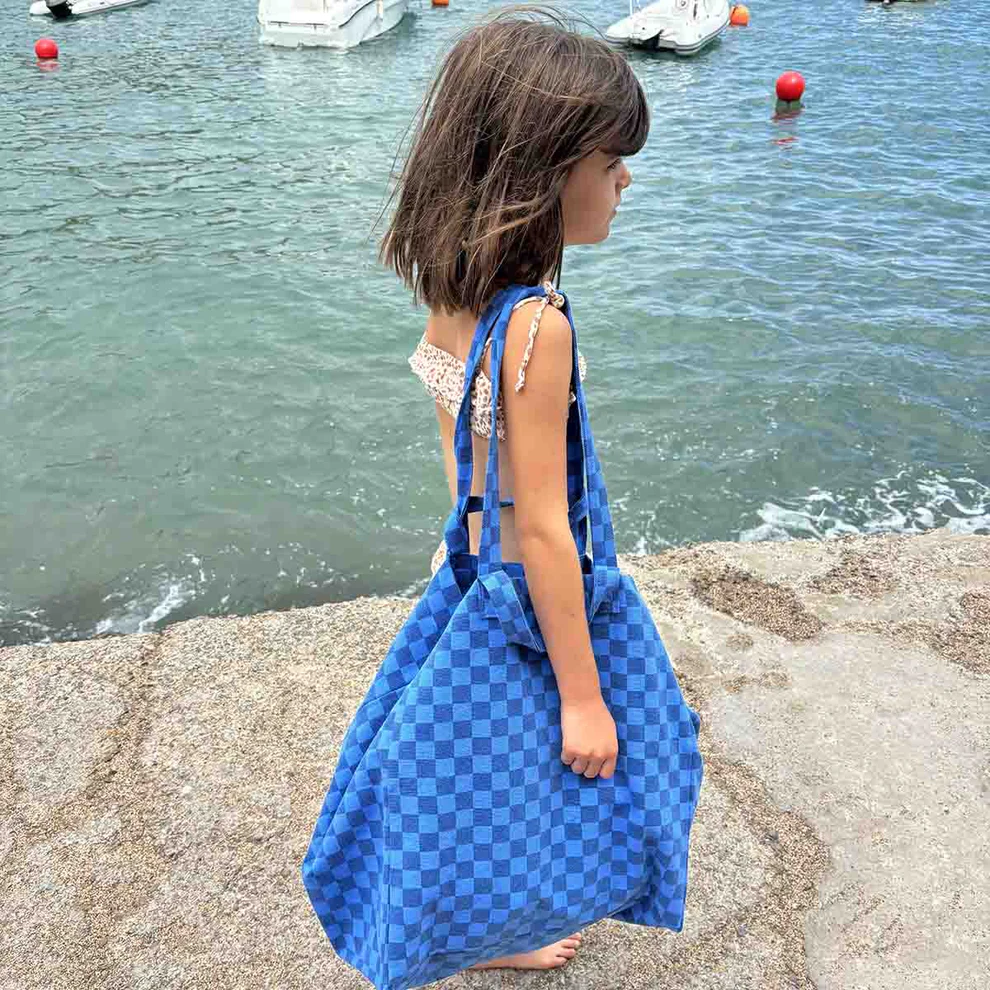 
                  
                    ELISA – Marineblaue Tasche mit griechisch-blauem Karomuster 
                  
                