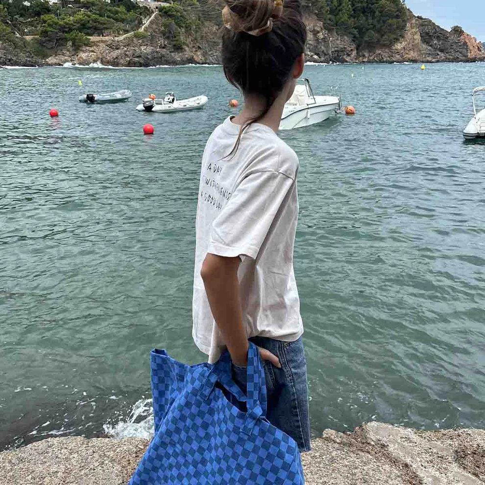 
                  
                    ELISA – Marineblaue Tasche mit griechisch-blauem Karomuster 
                  
                