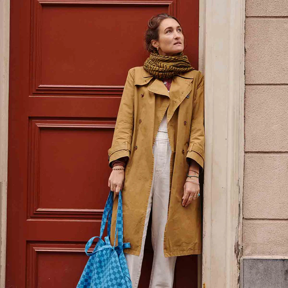 
                  
                    ELISA – Marineblaue Tasche mit griechisch-blauem Karomuster 
                  
                