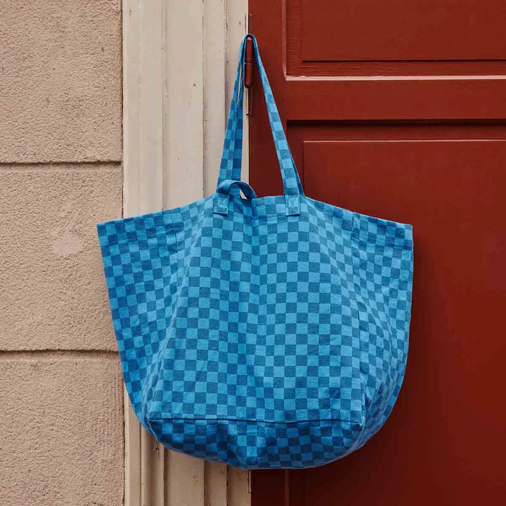 
                  
                    ELISA – Marineblaue Tasche mit griechisch-blauem Karomuster 
                  
                